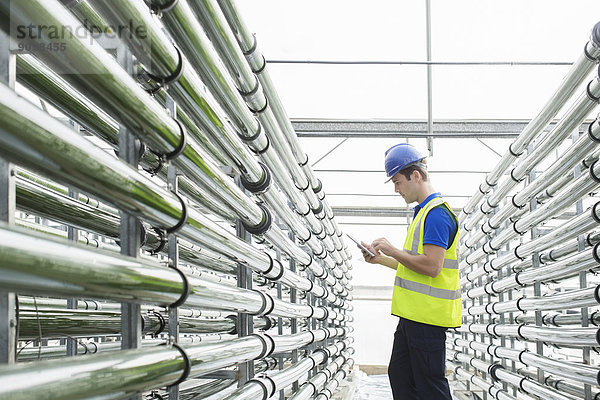 Ingenieur mit digitalem Tablett im Gewächshaus