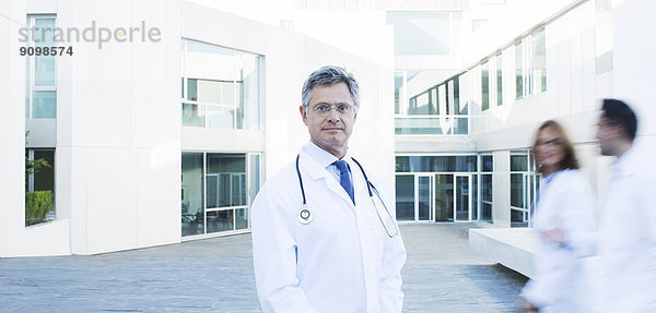 Porträt des selbstbewussten Arztes auf dem Dach