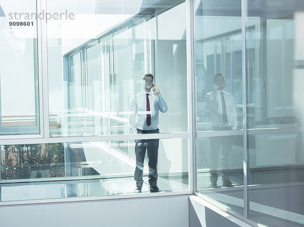 Geschäftsmann beim Telefonieren im modernen Büro