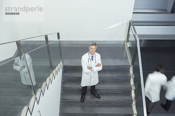 Porträt des selbstbewussten Arztes auf der Treppe