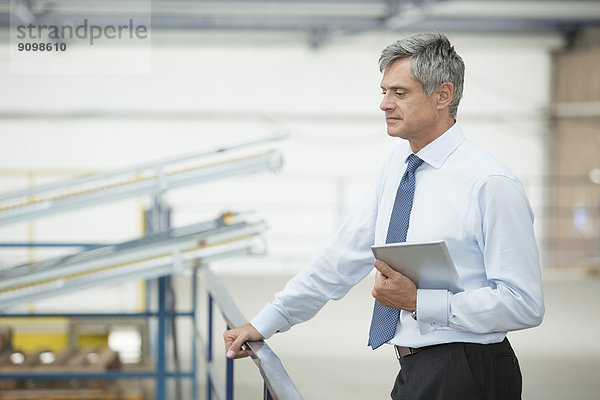 Supervisor mit digitaler Tablette in der Lebensmittelverarbeitungsanlage