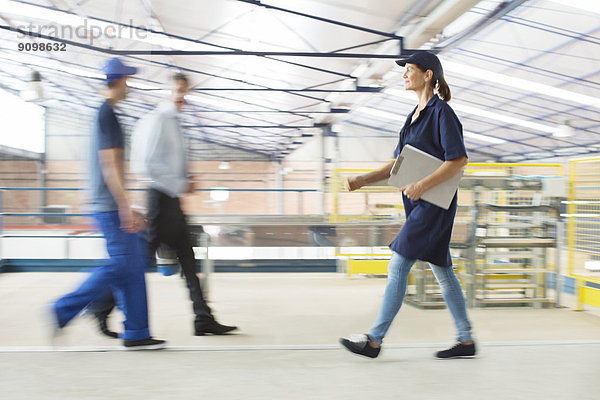 Arbeiter  die in der Lebensmittelverarbeitungsanlage laufen