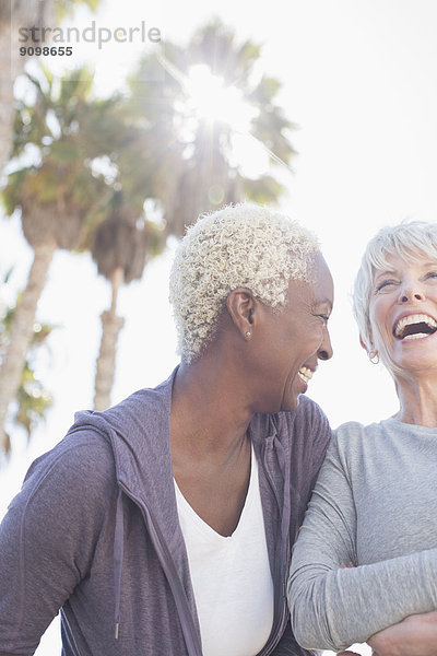 Seniorinnen lachend