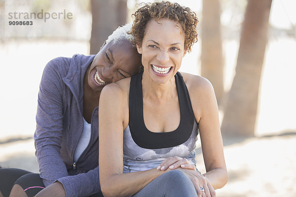 Frauen lachen im Freien