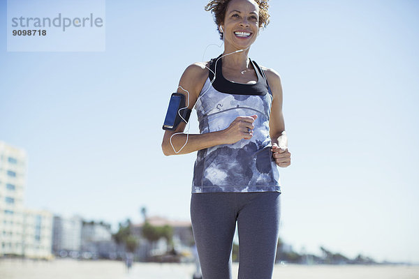 Frau beim Joggen am Strand