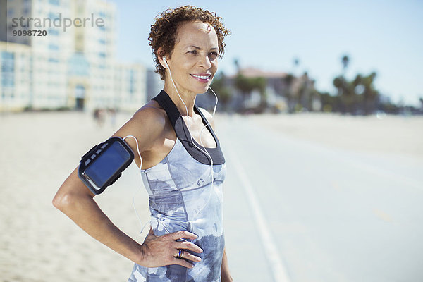 Sicherer Jogger auf der Strandpromenade