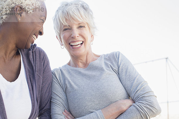 Seniorinnen lachen im Freien