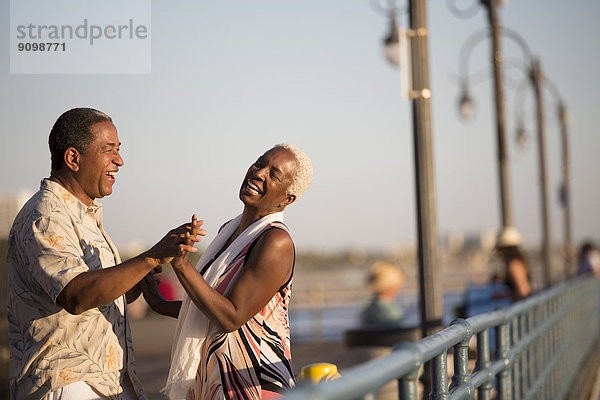 Seniorenpaar tanzt am Pier