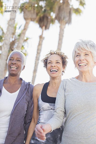 Seniorinnen Power Walking im Freien