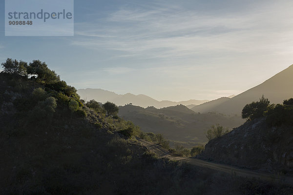 Blick auf die sonnige Berglandschaft