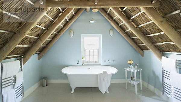 Luxus-Dachboden-Badezimmer