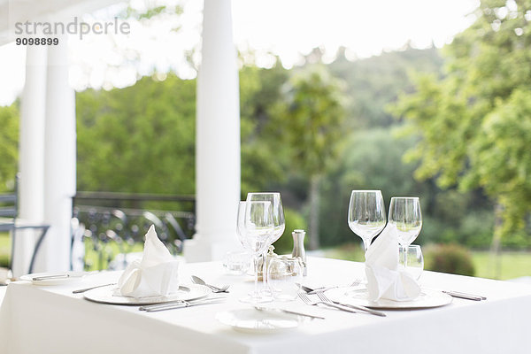 Einstellungen auf dem Terrassentisch platzieren