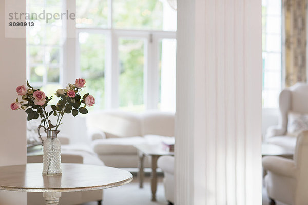 Rosenstrauß auf dem Tisch im luxuriösen Wohnzimmer