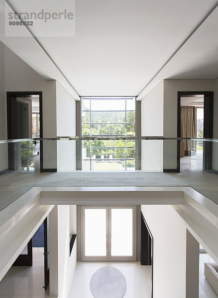 Moderner Balkon und offenes Foyer in Luxuswohnung