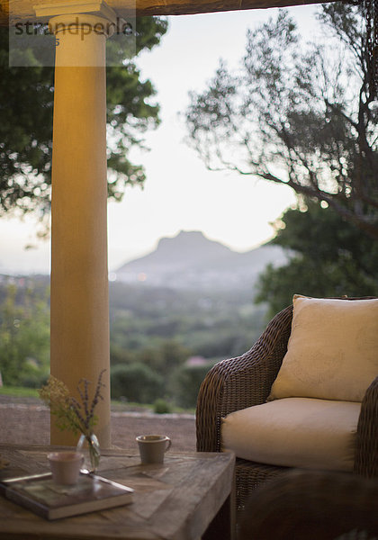 Korbsessel auf luxuriöser Terrasse