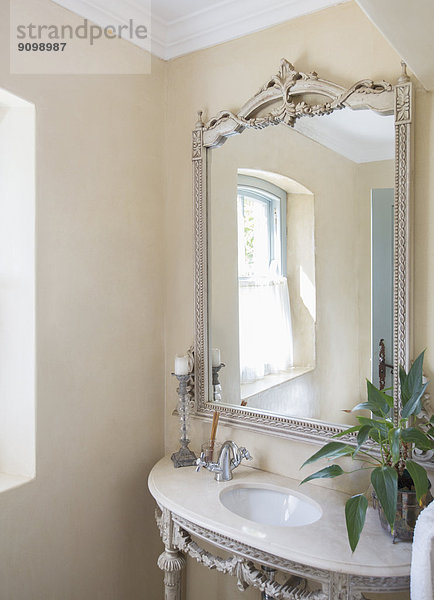 Spiegel und Waschbecken im Luxusbad