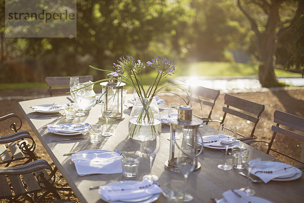Blumenstrauß und Tischdekorationen auf dem ruhigen Terrassentisch