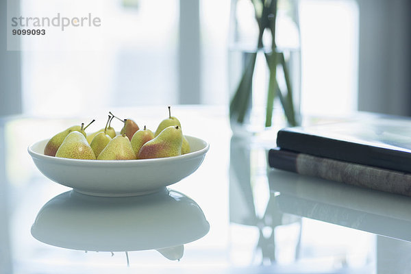 Birnen in Schale auf Tisch