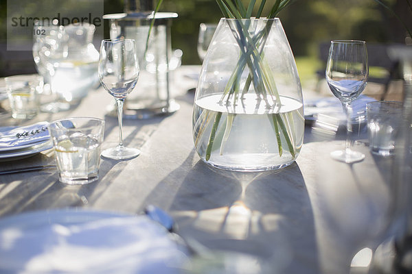 Vase und Platz auf dem sonnigen Terrassentisch