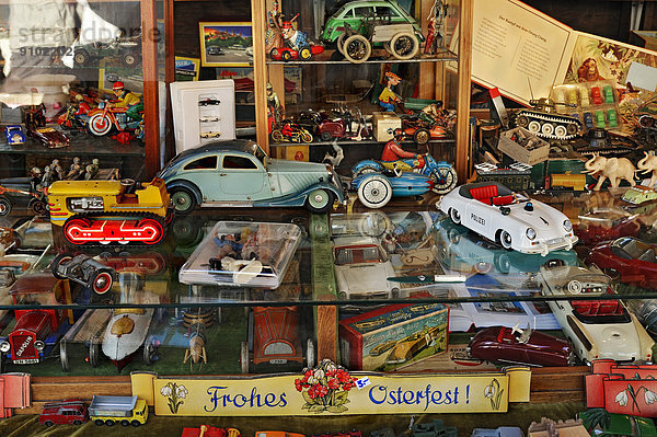Blechspielzeug  Verkaufsstand auf der Auer Dult  traditioneller Jahrmarkt  München  Bayern  Deutschland
