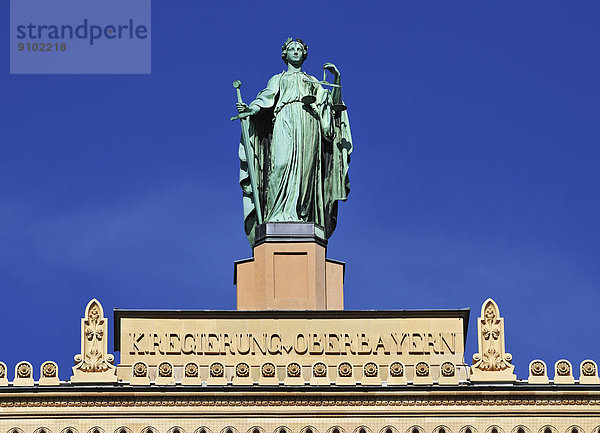 Justizia  Giebelfigur auf dem Dienstgebäude der Regierung von Oberbayern  München  Bayern  Deutschland