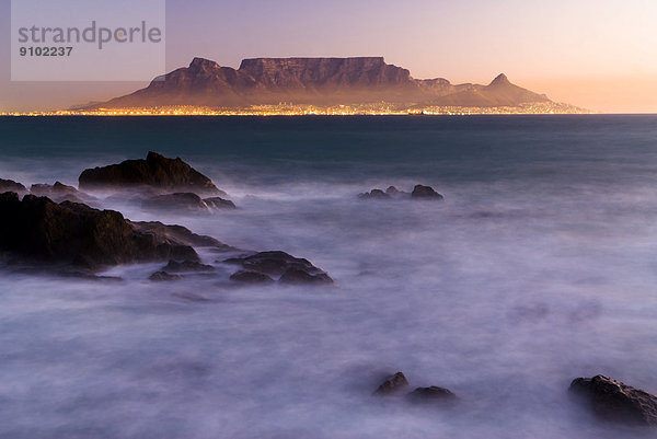 Südliches Afrika Südafrika Abend Beleuchtung Licht Tafelberg Atlantischer Ozean Atlantik Kapstadt Western Cape Westkap