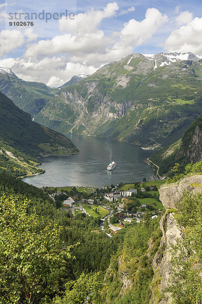 Die Ortschaft Geiranger und der Geirangerfjord  UNESCO-Weltnaturerbe  Provinz Møre og Romsdal  Vestlandet  Norwegen