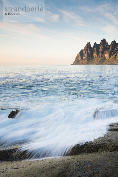 Küstenabschnitt Tungeneset  Devil's Teeth  Okshornan-Gebirgskette  Senja  Troms  Nord-Norge?  Norwegen