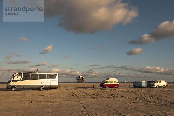 Campingbusse auf Strandparkplatz im Morgenlicht  Sankt Peter-Ording  Eiderstedt  Nordfriesland  Schleswig-Holstein  Deutschland