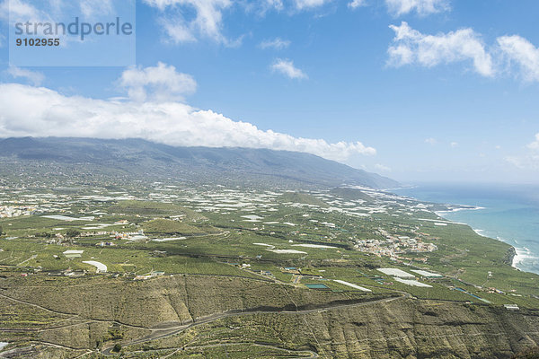 Ausblick vom Aussichtspunkt Mirador del Time über den Westen der Insel mit Plantagen  La Palma  Kanarische Inseln  Spanien