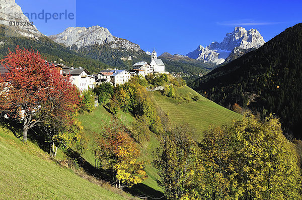 Colle Santa Lucia im Val Fiorentina  dahinter Monte Pelmo  Dolomiten  Provinz Belluno  Region Venetien  Südtirol  Italien