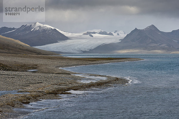 Berge und Bucht  Trygghamna  Isfjord  Insel Spitzbergen  Inselgruppe Spitzbergen  Svalbard und Jan Mayen  Norwegen