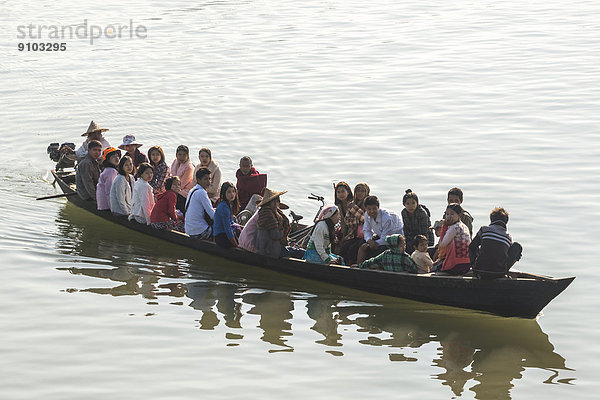 Menschen im Boot auf dem Fluss Lemro  Sittwe-Division  Rakhaing Staat  Myanmar