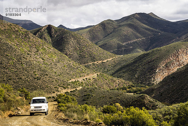 Geländewagen auf einer Serpentinenstraße  Schotterpiste  im Tal Die Hel oder Gamkaskloof  Swartberge  Provinz Westkap  Südafrika