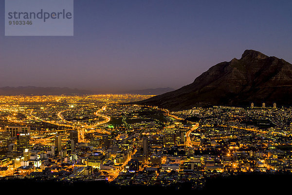 Devil's Peak  Stadtbild  bei Nacht  Kapstadt  Provinz Westkap  Südafrika