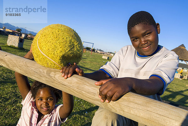 Junge und Mädchen mit Ball  Township  Plettenberg Bay  Garden Route  Distrikt Eden  Provinz Westkap  Südafrika