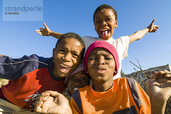 Kinder machen lustige Gesichter  Graaff-Reinet  Camdeboo  Provinz Ostkap  Südafrika