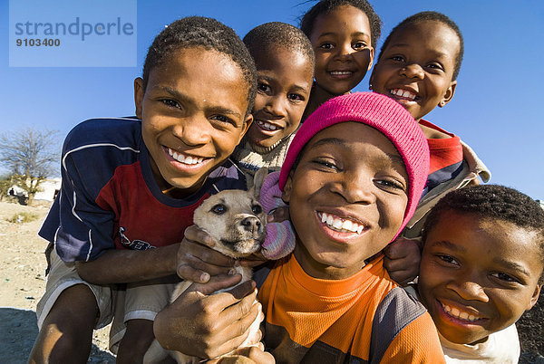 Kinder mit Hund  Graaff-Reinet  Camdeboo  Provinz Ostkap  Südafrika