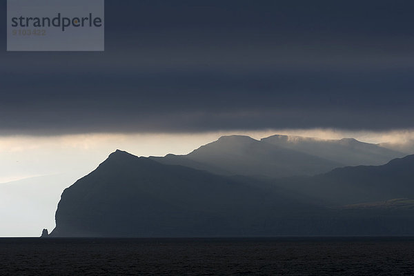 Wolkenstimmung  Fährpassage von Gamlarætt  Streymoy  nach Skopun  Sandoy  Färöer-Inseln  Dänemark