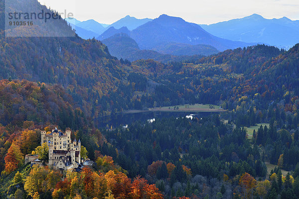 Schloss Hohenschwangau  Schwansee und die umliegende Landschaft im Herbst  Hohenschwangau  Bayern  Deutschland
