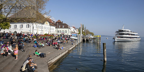 Grethhaus an der Seeuferpromenade mit Schiffsanleger  Überlingen  Bodensee  Baden-Württemberg  Deutschland