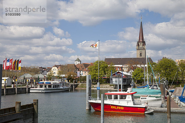 Hafen  hinten das Radolfzeller Münster oder Münster Unserer Lieben Frau  Radolfzell  Bodensee  Baden-Württemberg  Deutschland