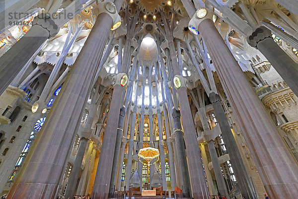 Altarbereich  Innenraum der Sagrada Família oder Basílica i Temple Expiatori de la Sagrada Família  Sühnekirche der Heiligen Familie  von Architekt Antoni Gaudí entworfen  UNESCO Weltkulturerbe  Barcelona  Katalonien  Spanien