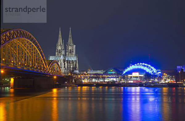 Hohenzollernbrücke mit Dom und Musical Dome  Rheinufer  Köln  Rheinland  Nordrhein-Westfalen  Deutschland