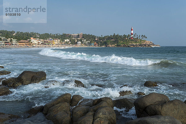 Strand von Kovalam  Lighthouse Beach  Leuchtturm hinten  Kovalam  Kerala  Indien