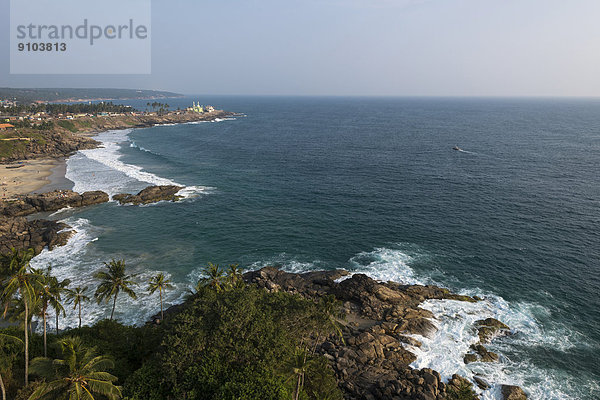 Felsenküste nördlich von Kovalam  Thiruvananthapuram  Kerala  Indien