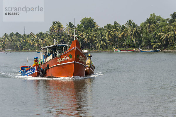 Fischerboot  typische Landschaft mit Palmen  Kerala Backwaters  Alappuzha  Kerala  Indien