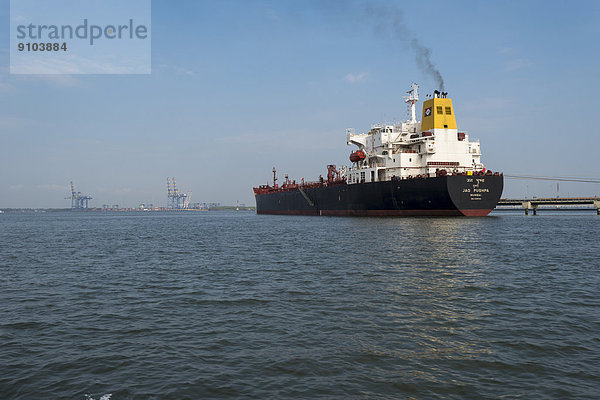 Ein Hochseeschiff nähert sich dem Hafen von Kochi  Kerala  Indien