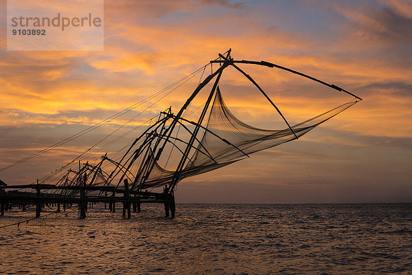 Cheena Valas oder chinesische Fischernetze am Abend  Fort Kochi  Kochi  Kerala  Indien