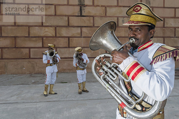Musiker einer Blaskapelle in Uniform  Vrindavan  Uttar Pradesh  Indien